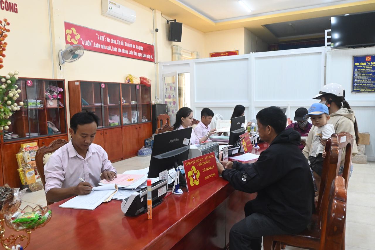 Công chức xử lý hồ sơ trên hệ thống phần mềm quản lý. Ảnh: Thành Nhân