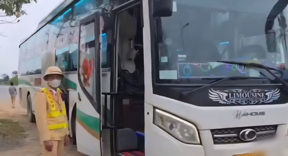 Xe khách chở quá số người khi di chuyển trên Quốc lộ 9. Ảnh: CSGT Quảng Trị