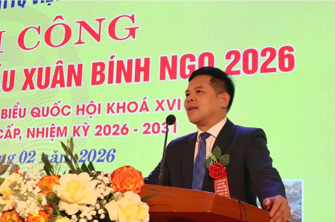 Chủ tịch UBND xã Phúc Thọ Kiều Trọng Sỹ phát biểu tại buổi khởi công các dự án trọng điểm trên địa bàn xã, trong đó có dự án tuyến đường nối Quốc lộ 32 với Quốc lộ 21A. Ảnh: Đạt Lê 