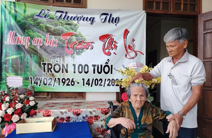The family organized a 100-year longevity ceremony for Mrs. Tran Thi Ly, born on February 14, 1926, residing in Mo Duc commune, Quang Ngai province. Photo: Thanh Nhan
