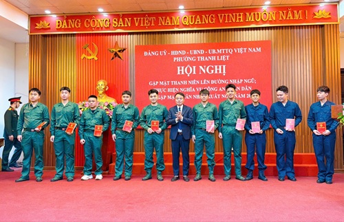 El barrio de Thanh Liet, Hanoi, se reúne con jóvenes que se alistan en el ejército en 2026. Foto: Nghiem Lien