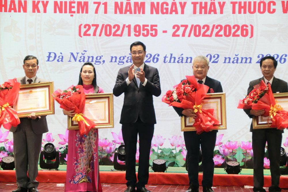 Doctors consider the "Shining White Blouse" award as a motivation to serve the people