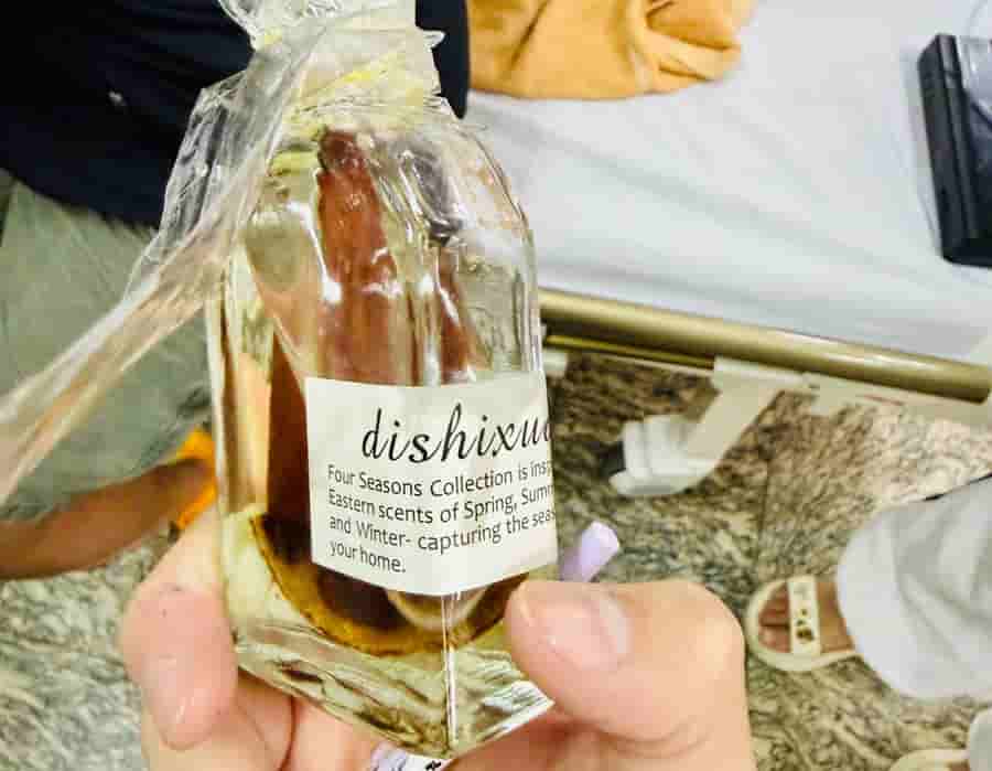Doctors and nurses promptly treated the child who drank a bottle of fragrant oil causing poisoning. Photo: Hospital provided