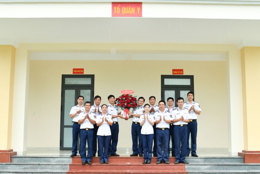 Colonel Nguyen Thai Duong - Deputy Political Commissar of Coast Guard Region 4 Command and commanders of agencies and units present flowers to congratulate officers and staff of the Military Medical sector of the unit. Photo: Duc Thai