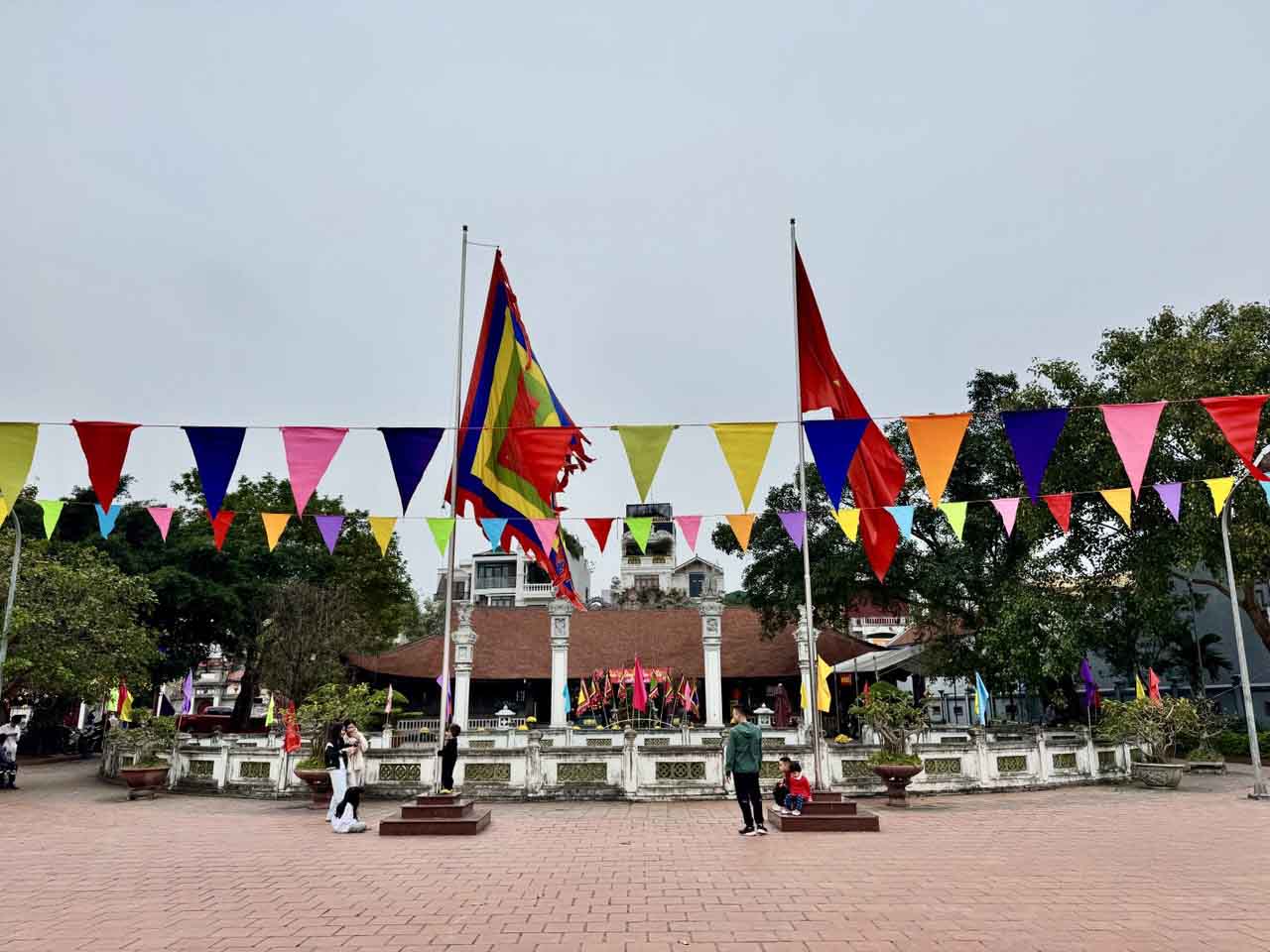 Đình Thanh Am có khuôn viên rộng lớn với nhiều khoảng sân rộng.
