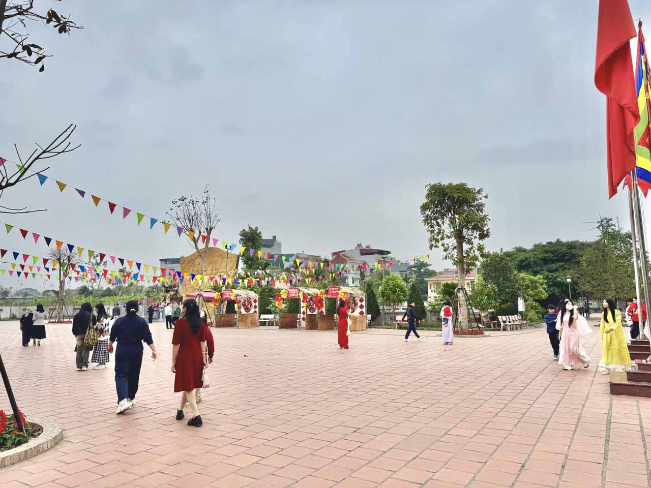 Khoảng sân đình rộng rãi.
