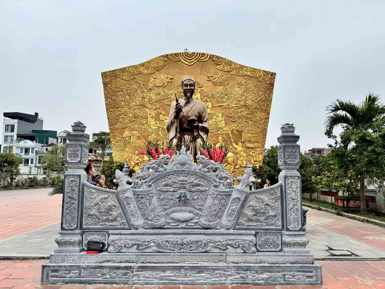Tượng Trạng Trình ở ngoài trời.