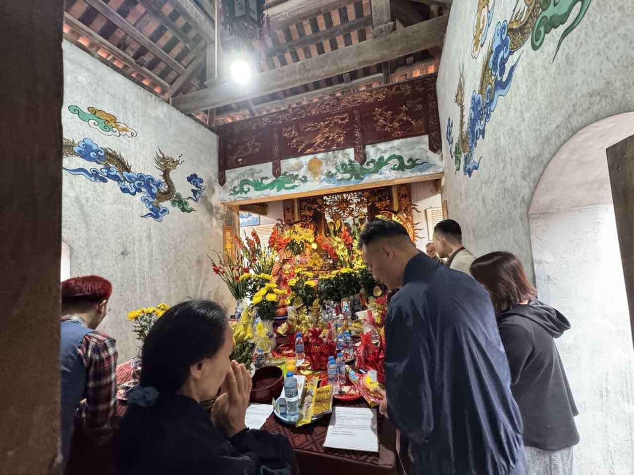 Du khách thập phương thành kính cầu nguyện.