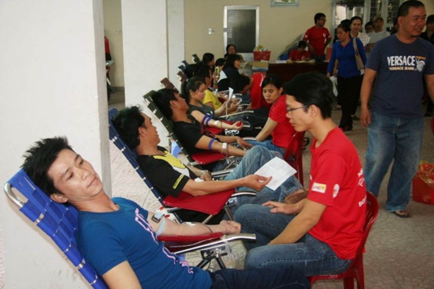 Trade unions participate in mobilizing workers to donate blood to save people. Photo: Phuong Linh