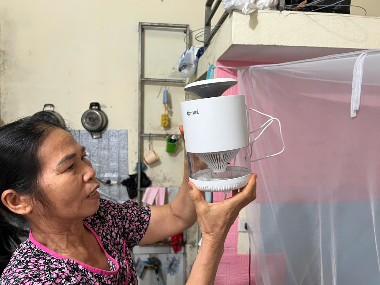 Máy côn trùng được mẹ chị Trang sử dụng. Ảnh: Minh Hương.