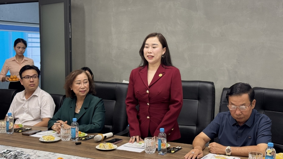 Bà Ngô Tường Vy - Chủ tịch HĐQT Công ty Cổ phần Tập đoàn Xuất - Nhập khẩu Trái cây Chánh Thu báo cáo tình hình sản xuất, kinh doanh năm 2025, kế hoạch năm 2026 với đoàn công tác. Ảnh: Hoàng Lộc