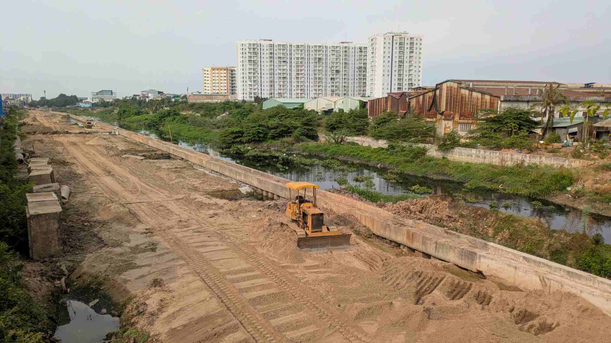Machinery is silent at the construction site of the Tham Luong - Ben Cat - Nuoc Len canal renovation project on February 24th. Photo: Anh Tu