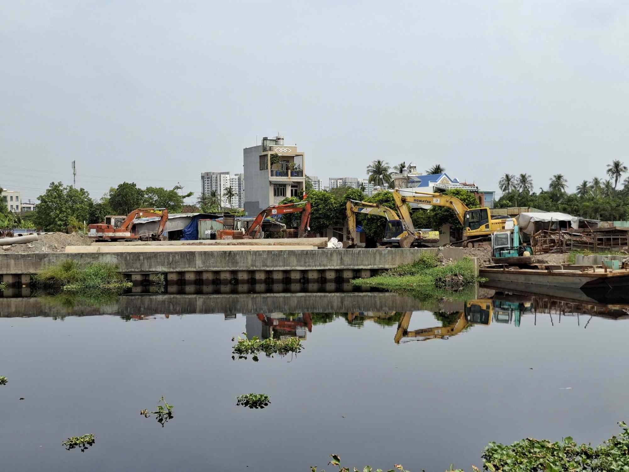 Máy móc im lìm trên công trường ngày 24.2. Ảnh: Minh Quân