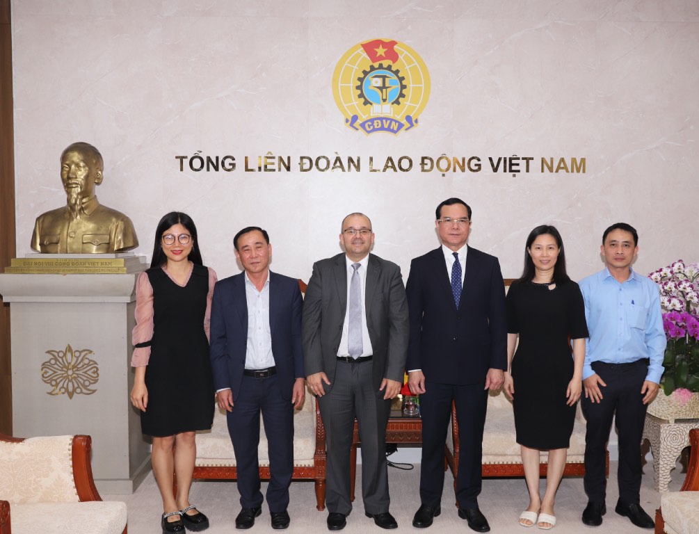 Các đại biểu chụp ảnh lưu niệm. Ảnh: Bảo Hân 