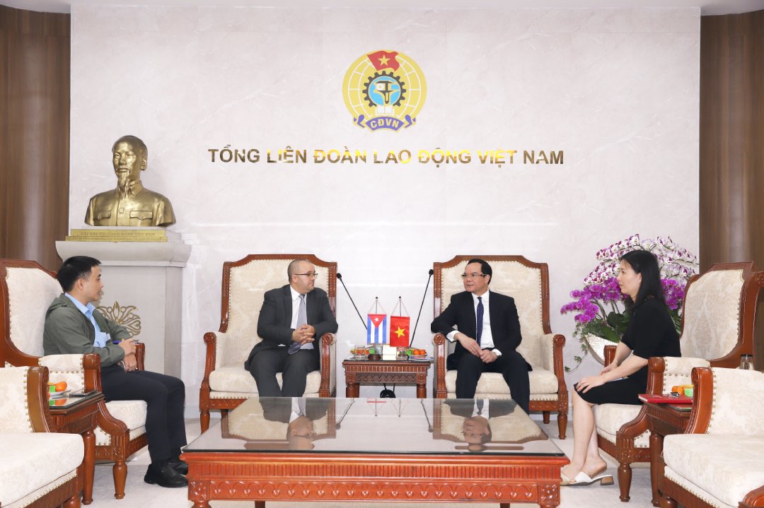 M. Nguyễn Đình Khang - membre du Comité central du Parti, vice-président du Comité central du Front de la patrie du Vietnam, président de la Confédération générale du travail du Vietnam reçoit M. Joy Puentes Saldise - ancien conseiller, ambassadeur adjoint de Cuba au Vietnam. Photo: Bảo Hân