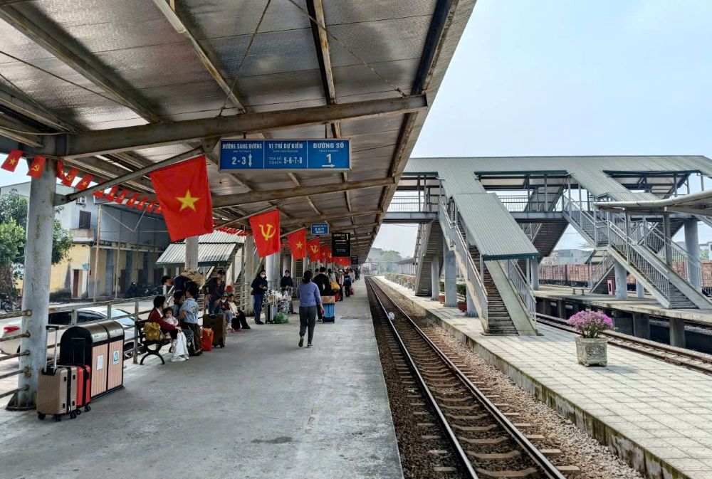 Những chuyến tàu đi và đến Nhà ga Thanh Hóa trong ngày đầu Xuân mới. Ảnh: Quách Du
