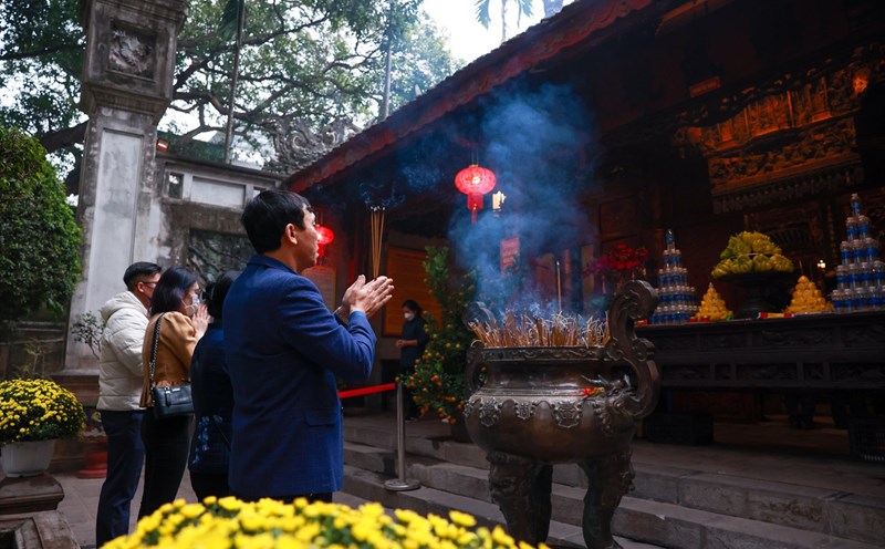 Visiting pagodas at the beginning of the year, how to be both civilized and still retain sacredness