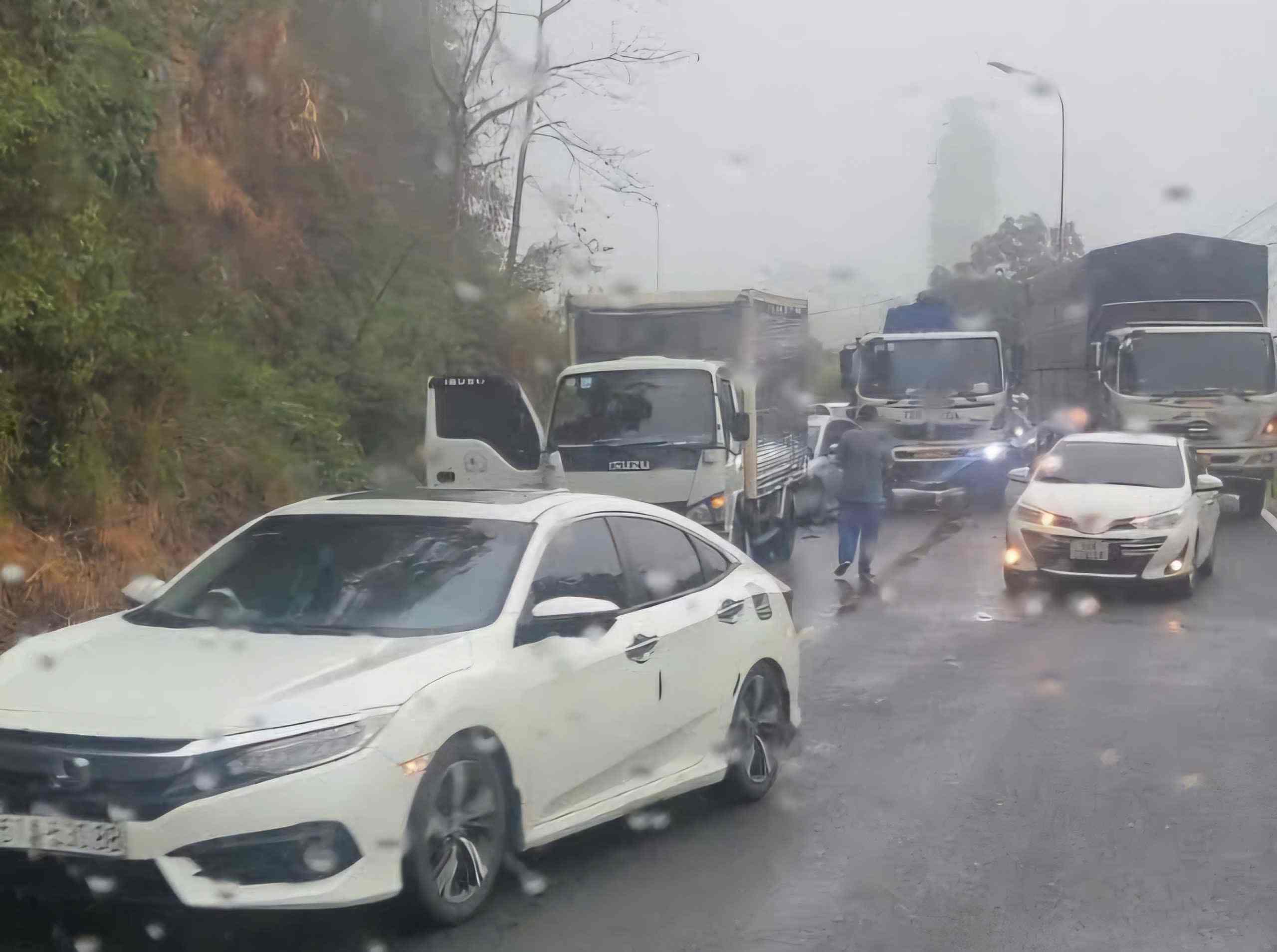 Hiện trường vụ tai nạn giao thông liên hoàn trên đèo Bảo Lộc. Ảnh: Hoàng Hiệp