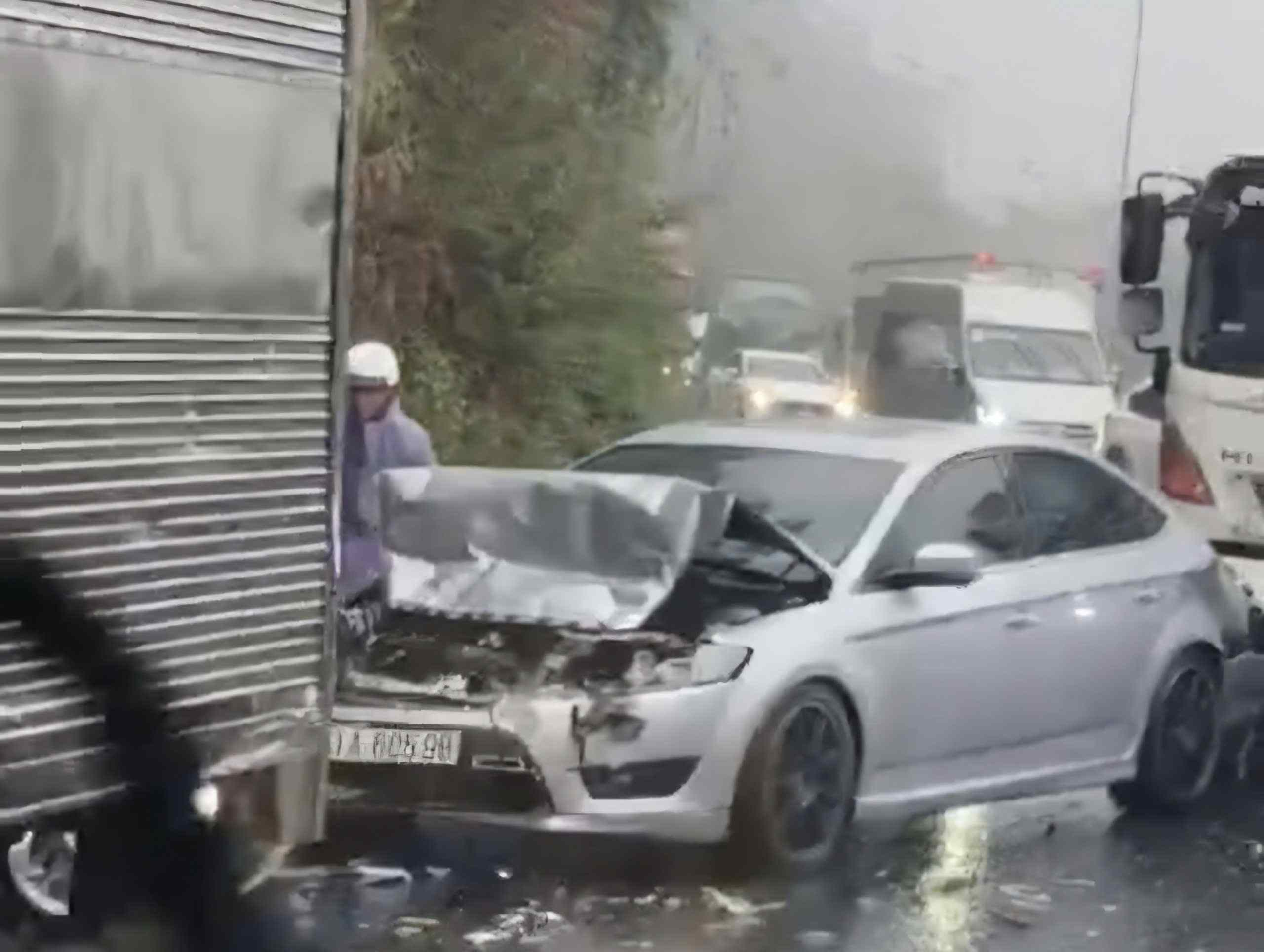 The car was trapped between the tanker truck and the truck, causing serious damage. Photo: Than Hy