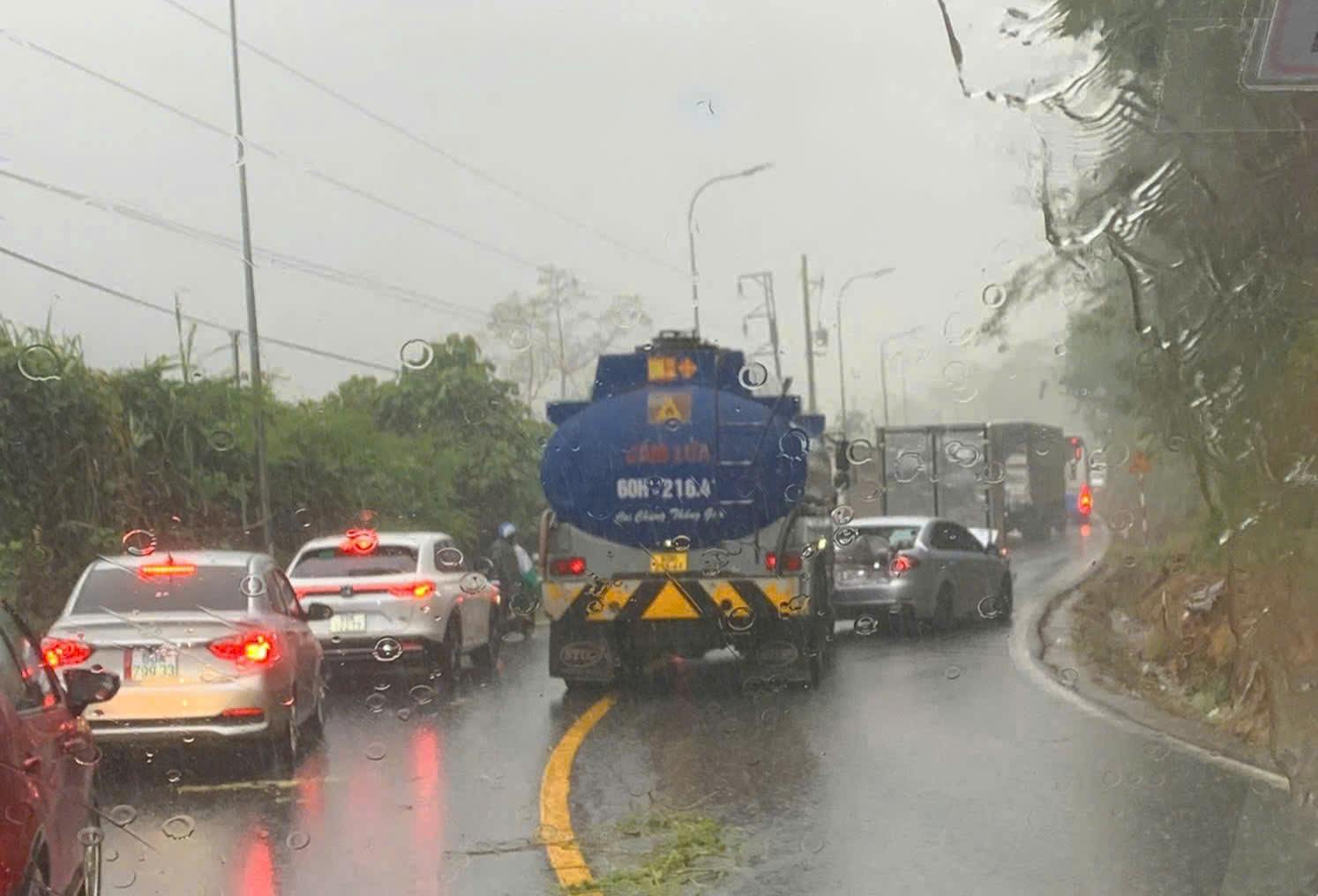 Tại nạn liên hoàn khiến đèo Bảo Lộc bị ùn tắc cục bộ. Ảnh: Thần Hy