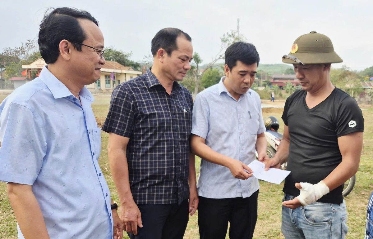 People attacked by fierce buffaloes (right cover of the photo) are visited and encouraged by the Lao Bao commune government. Photo: H.Nguyen