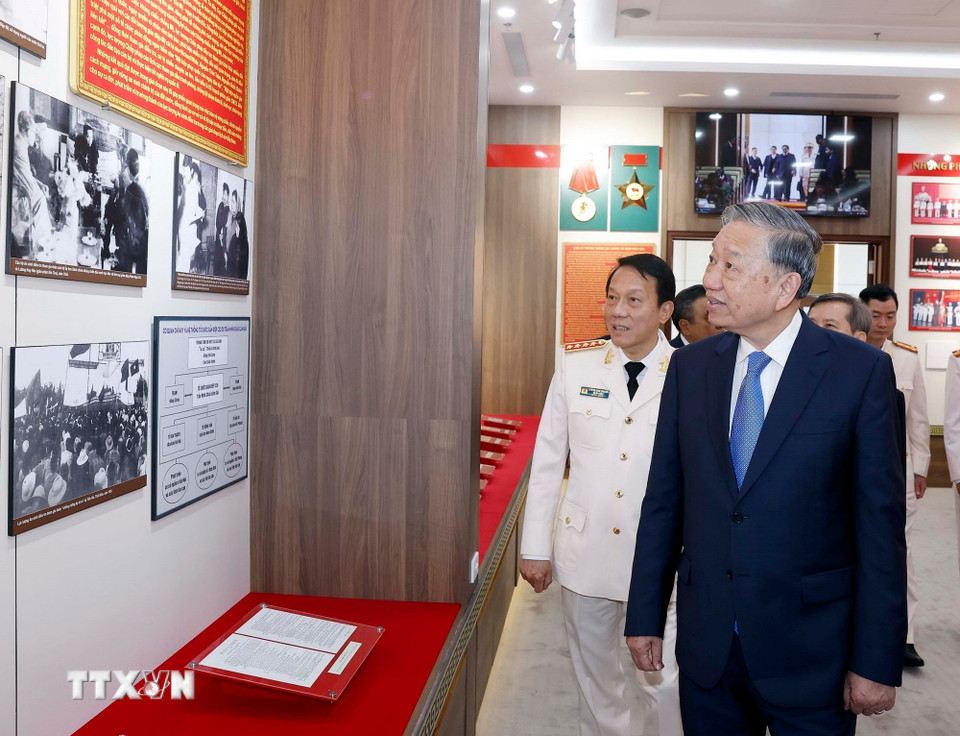 Tổng Bí thư thăm phòng truyền thống Cục An ninh điều tra (Bộ Công an). Ảnh: 