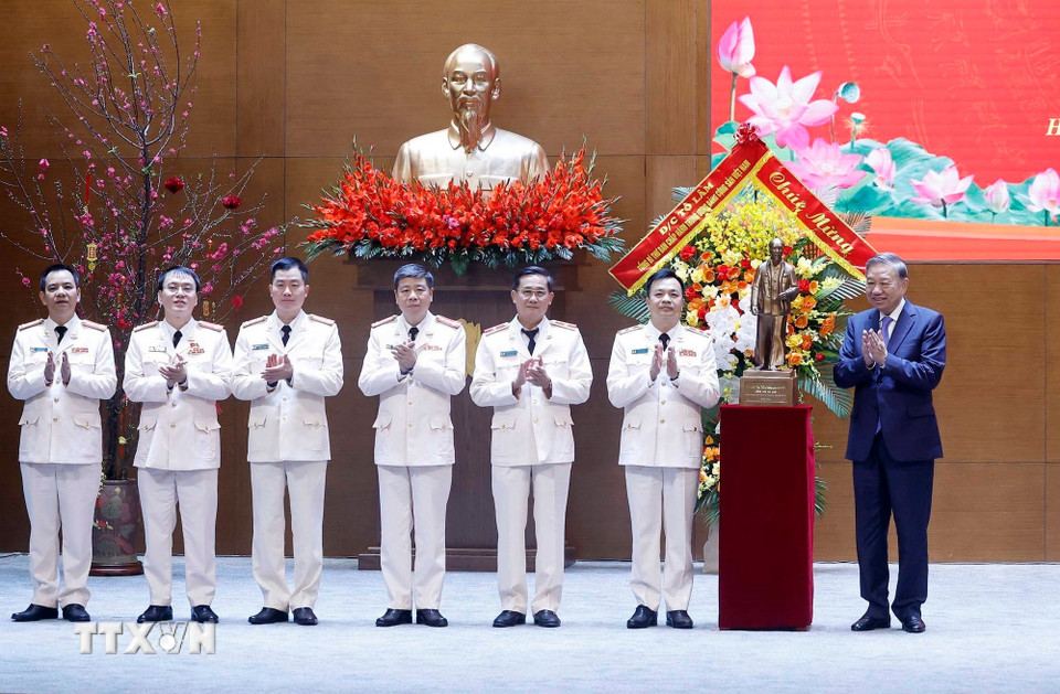Tổng Bí thư Tô Lâm trao tặng bức tượng Chủ tịch Hồ Chí Minh cho 