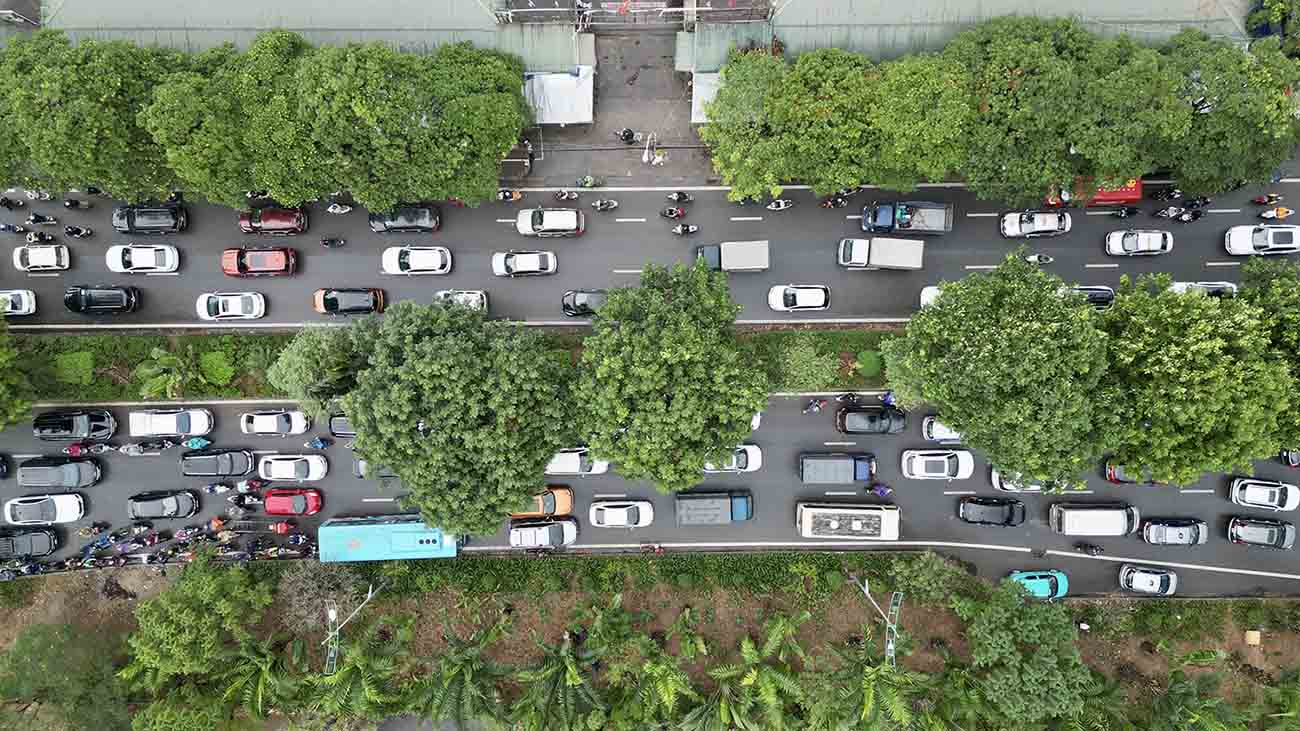 Lang road is 10.5m wide in each direction, often congested. Photo: Huu Chanh