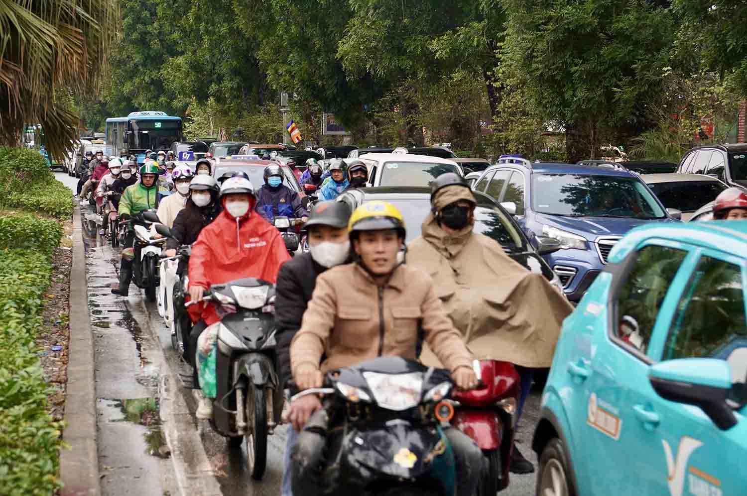 Ùn tắc trên đường Láng khiến việc đi lại của người dân gặp nhiều khó khăn. Ảnh: Hữu Chánh 