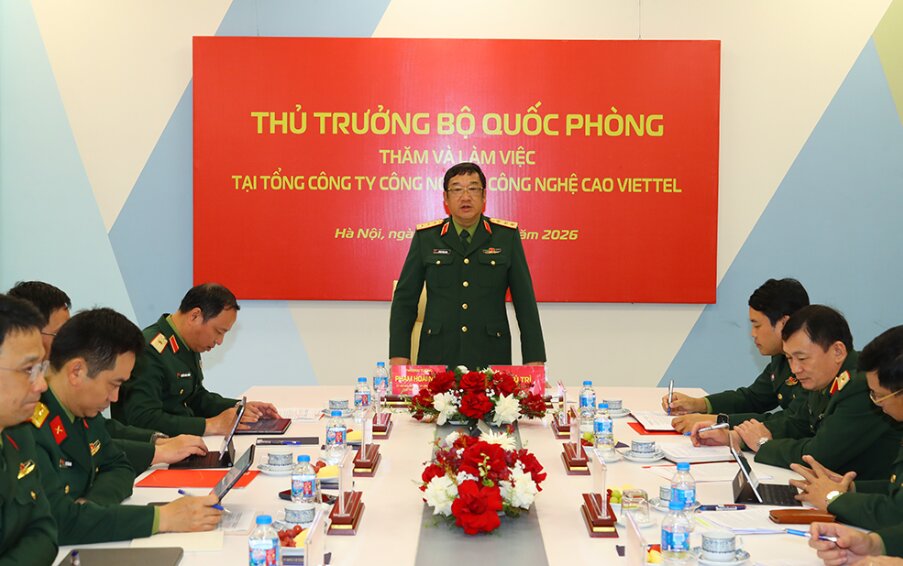 Senior Lieutenant General Pham Hoai Nam - Member of the Party Central Committee, Deputy Minister of National Defense speaks at a working session at Viettel High-Tech Industry Corporation, Military Industry - Telecommunications Group (Viettel). Photo: Ministry of National Defense