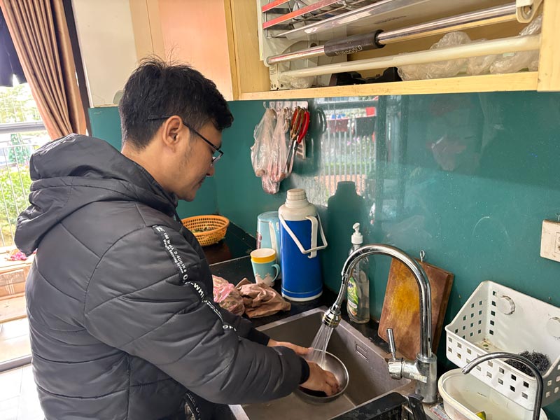 Workers renting rooms at CT1A building (workers' housing area in Thien Loc commune, Hanoi City). Photo: Bao Han