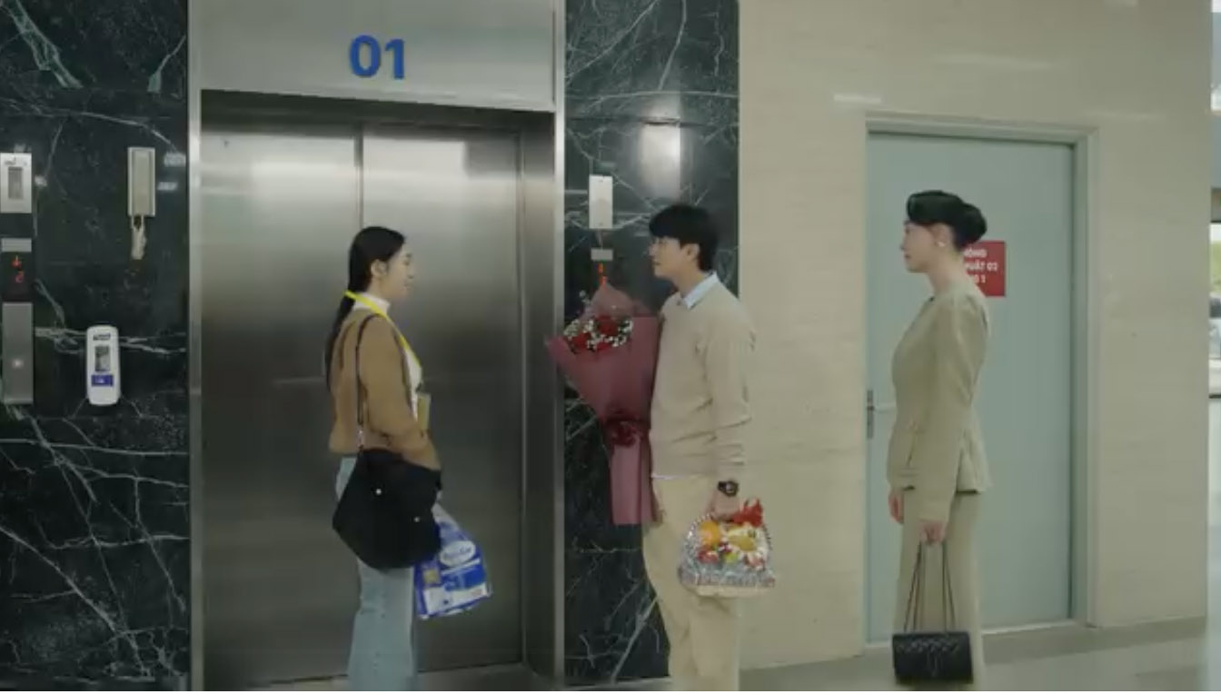 Thương đụng độ mẹ Quân trong “Bước chân vào đời” tập 4. Ảnh: VFC. 