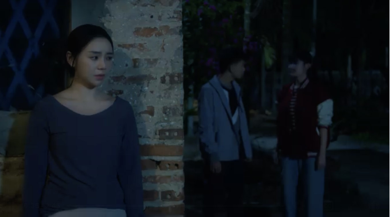 Thương phát hiện Minh và Trang giao kèo vụ đi làm thêm. Ảnh: VFC.