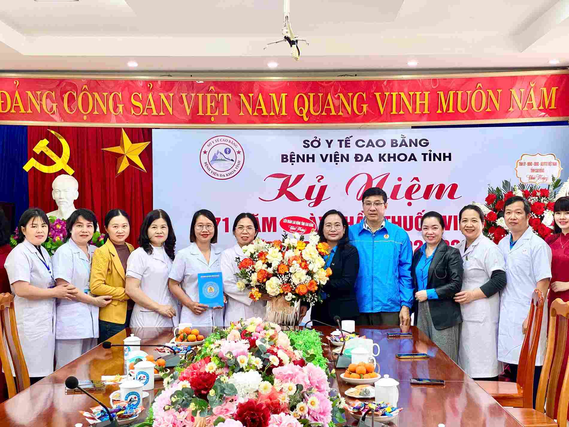 Cao Bang Provincial Trade Union visits and congratulates the Provincial General Hospital unit. Photo: Dam Tu