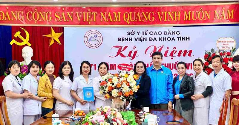 Cao Bằng: Liên đoàn Lao động thăm, chúc mừng Ngày Thầy thuốc Việt Nam 27/2