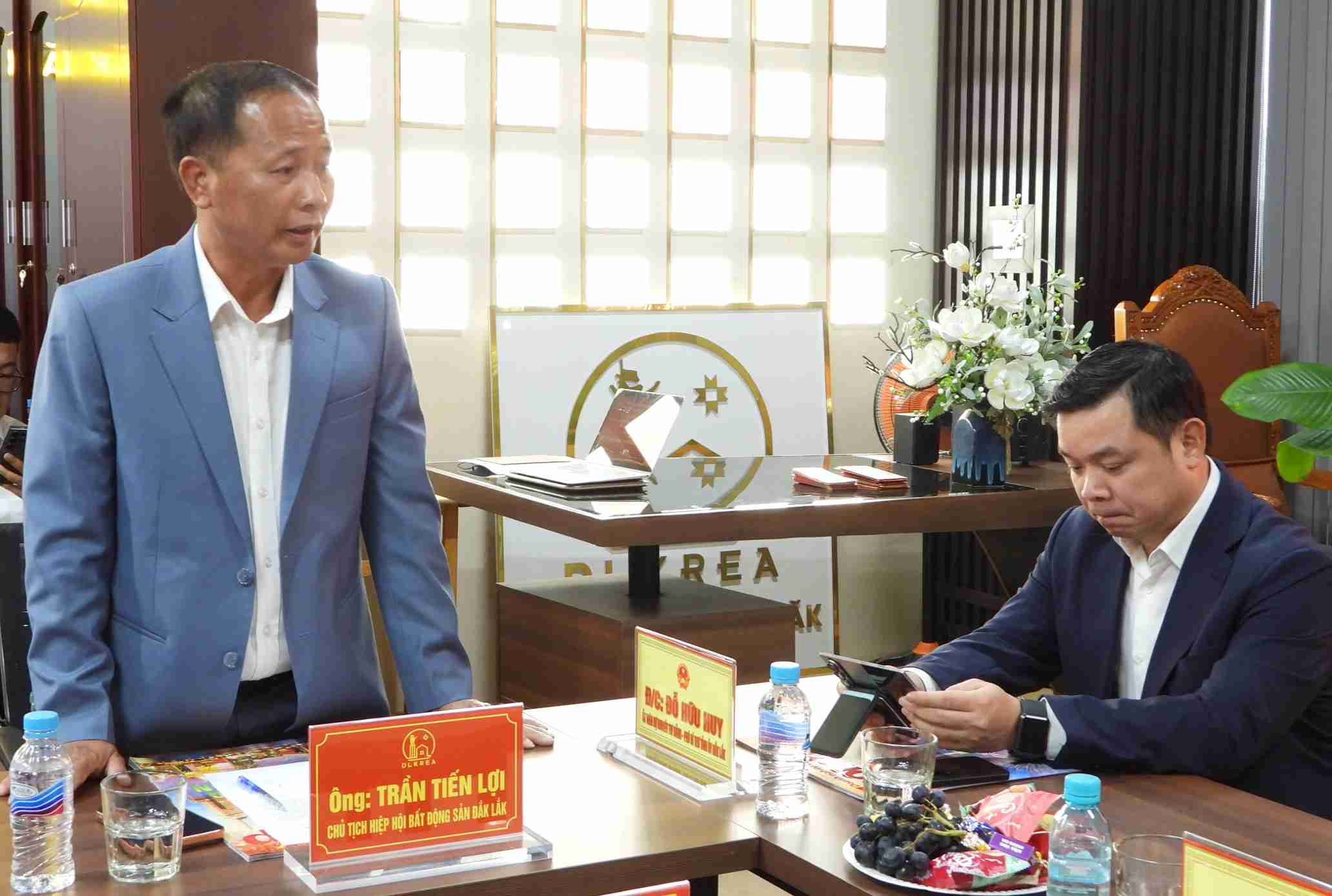 Ông Trần Tiến Lợi - Chủ tịch Hiệp hội Bất động sản tỉnh Đắk Lắk báo cáo kết quả hoạt động của đơn vị và định hướng triển khai các dự án lớn trong năm 2026. Ảnh: Bảo Trung