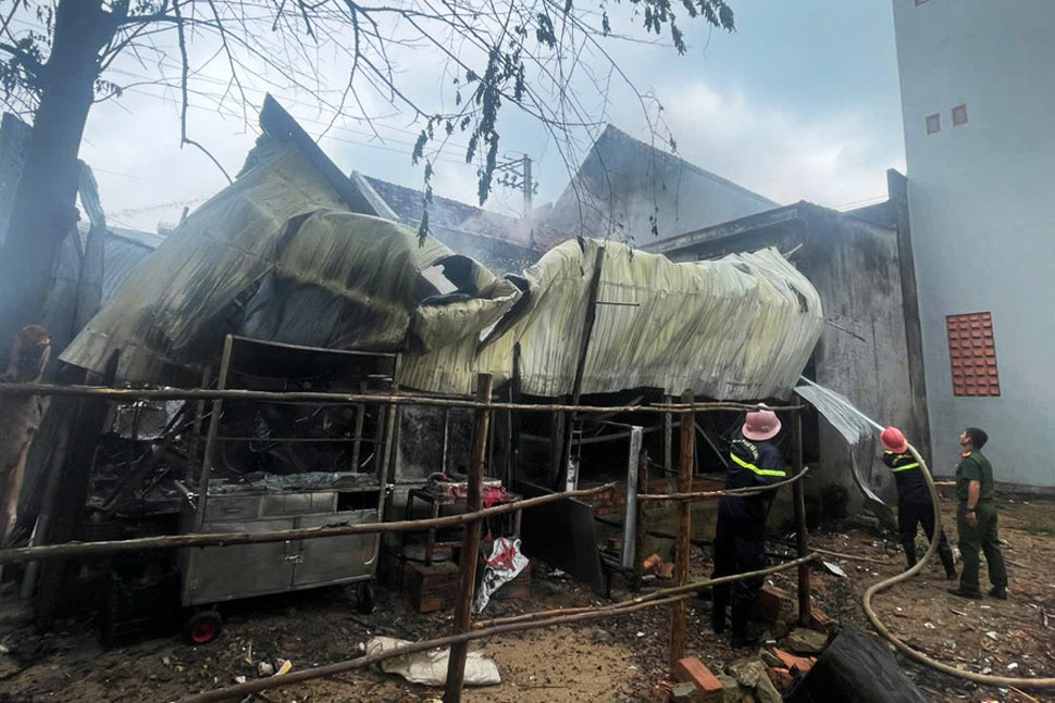 Lực lượng Cảnh sát PCCC&CNCH tiến hành dập lửa. Ảnh: Công an