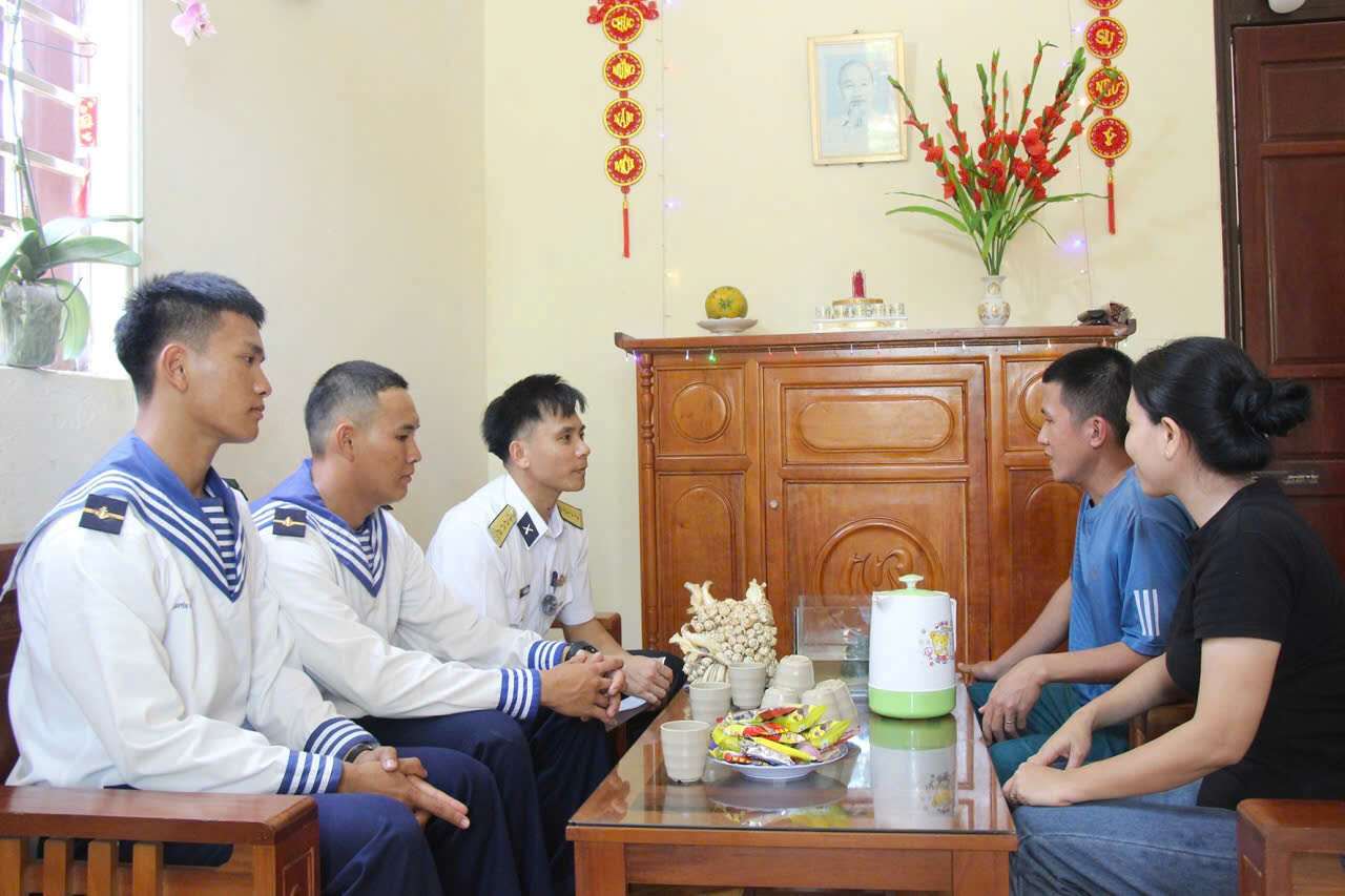 Cán bộ, chiến sĩ tuyên truyền về bầu cử đến các hộ dân sinh sống trên đảo. Ảnh: Đức Thu