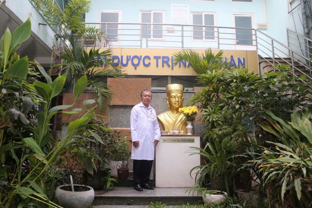 BS.CKII Huynh Tan Vu has been associated with traditional medicine for more than 40 years. Photo: NVCC