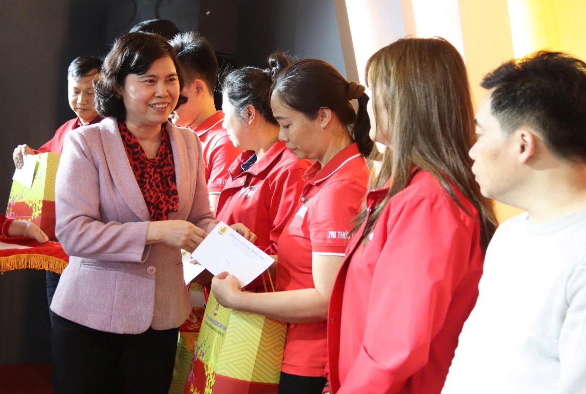 Standing Vice Chairman of Bac Ninh Provincial People's Council Tran Thi Hang presents gifts to workers. Photo: Nguyen Huyen