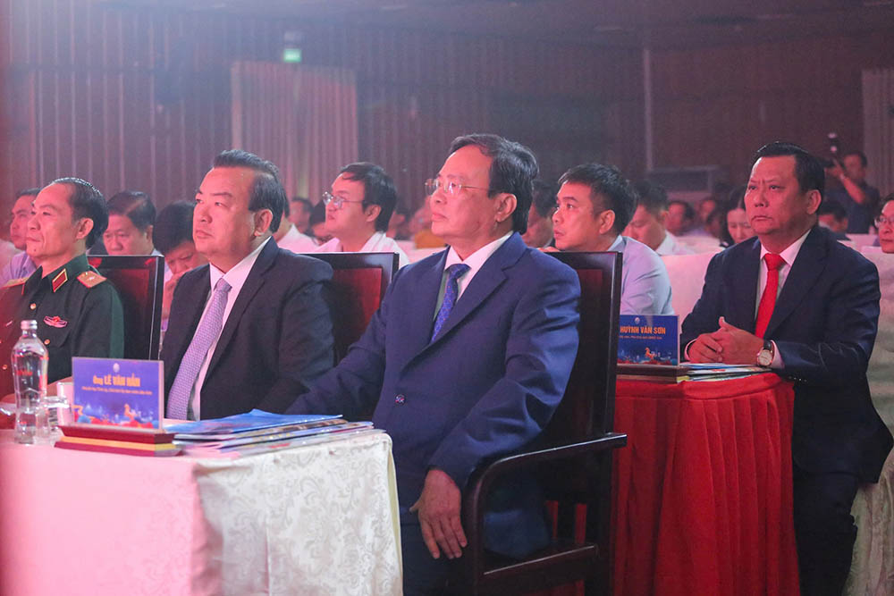 Chủ tịch UBND tỉnh Tây Ninh Lê Văn Hẳn và các đại biểu tham dự buổi họp mặt. Ảnh: Anh Huy