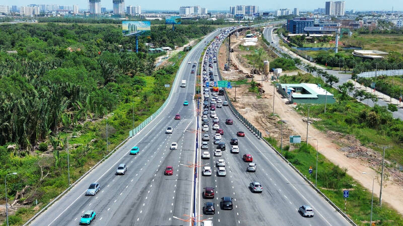 TPHCM đang mở rộng đường dẫn cao tốc TPHCM - Long Thành.  Ảnh: Anh Tú