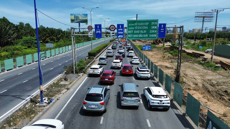 Congestion on the access road to the Ho Chi Minh City - Long Thanh - Dau Giay expressway, the artery connecting Ho Chi Minh City and Long Thanh airport. Photo: Anh Tu