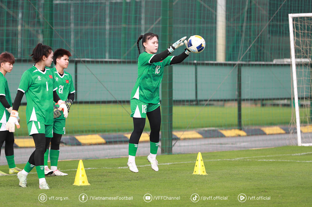 U20 nữ Việt Nam chủ động phân tích đối thủ tại bảng đấu châu Á. Ảnh: VFF