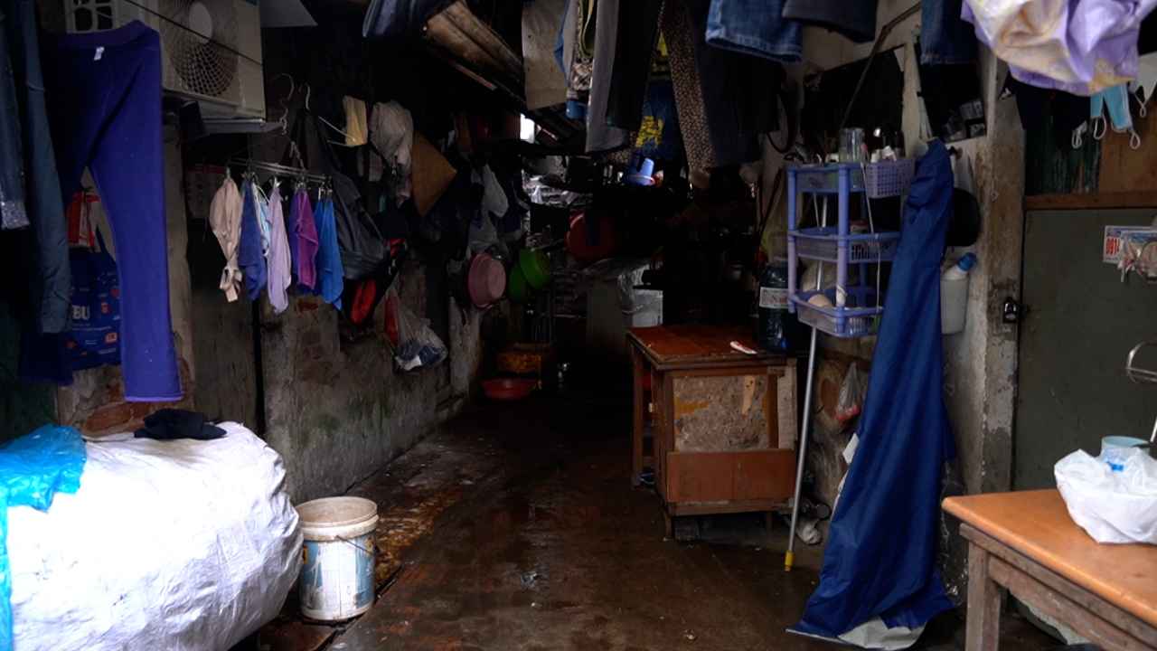 Gia đình ông Mão đã quen với cảnh tường mốc trắng, đổ mồ hôi, dột nhiều chỗ phải căng bạt chắp vá. Ảnh: Hạnh Thơm