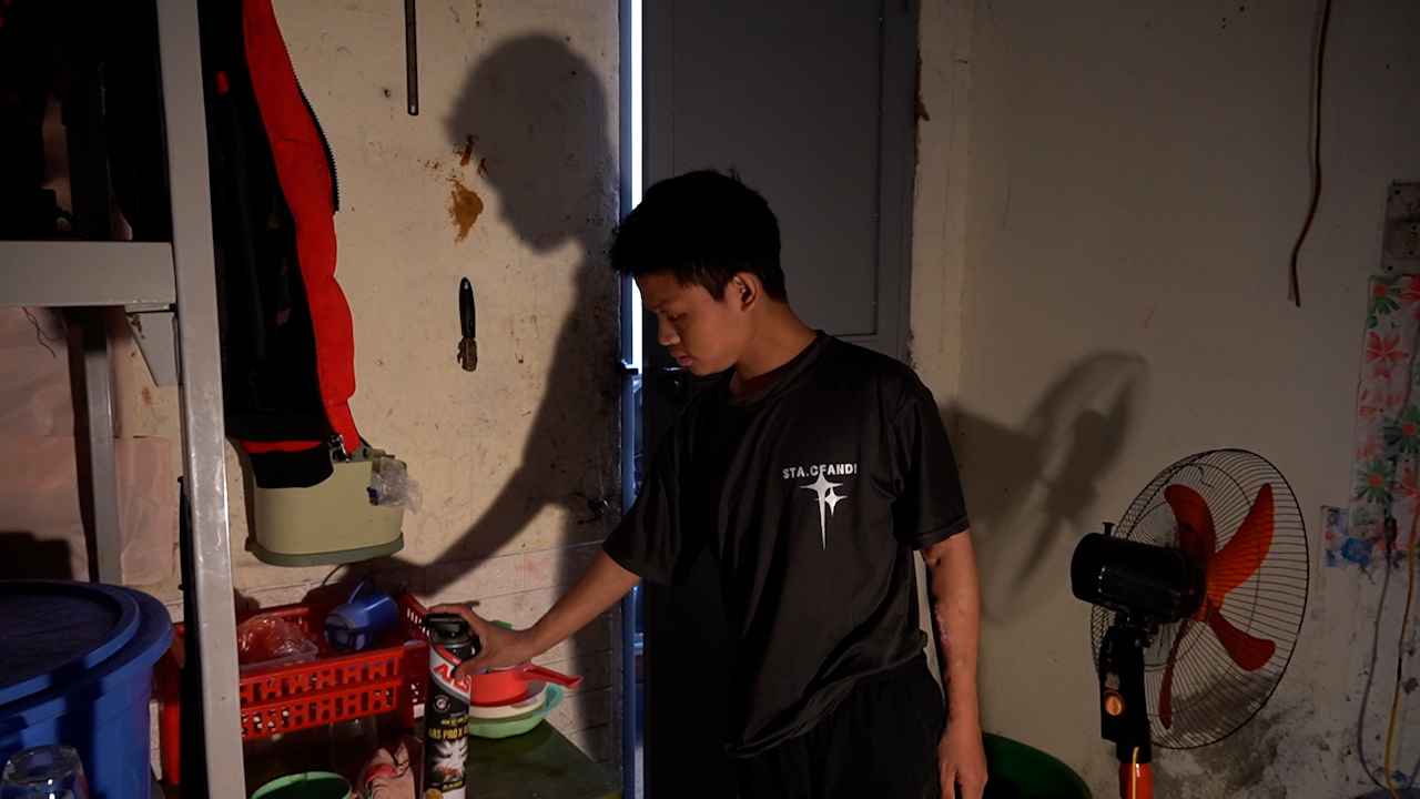 Mùa nồm khiến côn trùng sinh sôi, anh Lại Văn Giáp phải thường xuyên sử dụng thuốc xịt muỗi. Ảnh: Hạnh Thơm