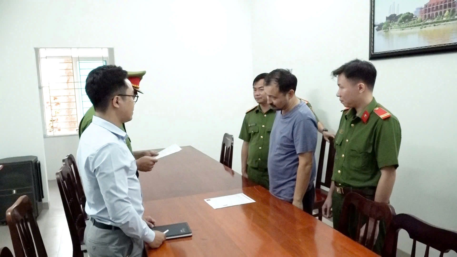 Cơ quan chức năng tỉnh Khánh Hòa trục xuất đối tượng truy nã đỏ Interpol, bàn giao tại sân bay Cam Ranh. Ảnh: Hoàng Anh