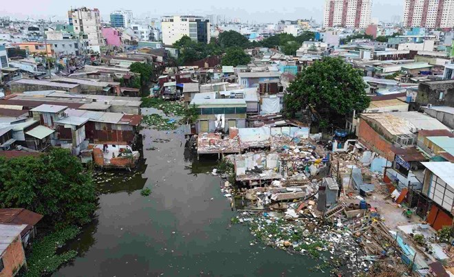 Người dân tháo dỡ nhà để cải tạo rạch Xuyên Tâm.  Ảnh: Anh Tú