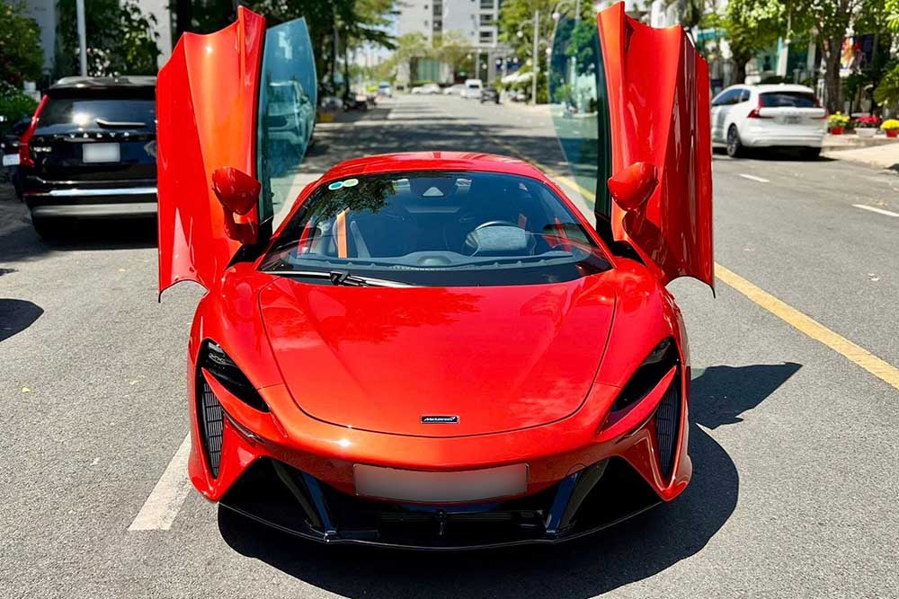The orange McLaren Artura coupe supercar appears on the streets of Ho Chi Minh City. Photo: Quoc Cuong