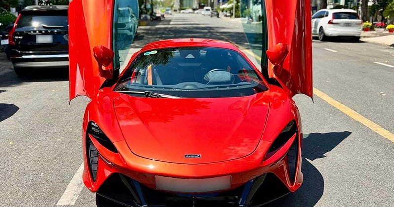 McLaren Artura màu cam nổi bật trên đường phố TP.HCM